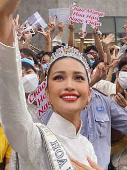 Hoa hậu Ngọc Châu được người dân 'vây kín' khi trở về quê nhà Tây Ninh