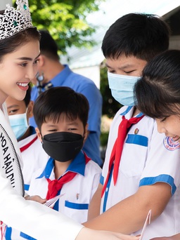 Hoa hậu Lý Kim Thảo tích cực làm từ thiện sau đăng quang