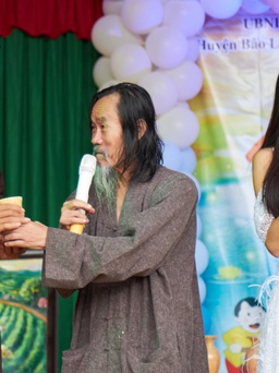 Chàng trai Khmer cùng Kim Duyên làm từ thiện sau khi được bổ nhiệm 'Mister Global'