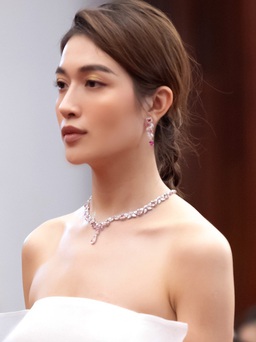 Á hậu Lệ Hằng đeo trang sức kim cương làm vedette show thời trang