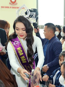 Hoa hậu 18 tuổi Nguyễn Mai Anh xúc động về thăm trường