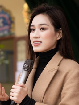 Đỗ Thị Hà chăm làm từ thiện, phủ nhận chuyện rời showbiz sau khi hết nhiệm kỳ