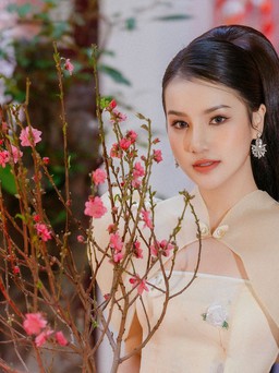 Á hậu Hương Ly khoe nhan sắc ngọt ngào khi diện áo dài