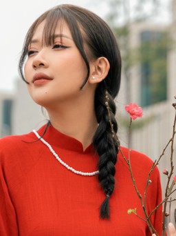 Á hậu Hoa Đan diện áo dài dạo phố
