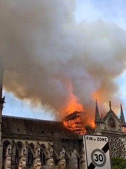 Nóng mạng xã hội: Nhà thờ Đức Bà Paris cháy lớn, 'tất cả còn trong ký ức!'