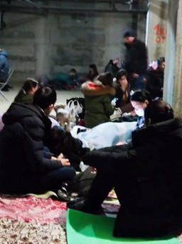 Khuyến cáo của TP.Kharkov: Nhiều gia đình Việt ở Ukraine chọn metro, hầm chung cư trú ẩn 2-3 ngày
