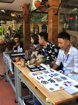 Hàng ngàn lượt khách tham quan tuần lễ đá quý