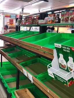Giá rau- thịt tăng vọt, mới sáng kệ siêu thị đã bị 'vét'
