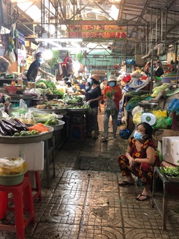 Chợ nhiều rau, củ, thịt, cá, trứng... nhưng ít người mua