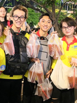 Có những bạn trẻ đón năm mới thật lạ