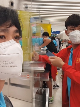 Cầu thủ tuyển Việt Nam phờ phạc vì di chuyển xuyên đêm đến Oman