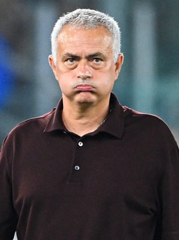 HLV Mourinho liên tục bị chọc ngoáy, mỉa mai sau trận thua muối mặt 0-4