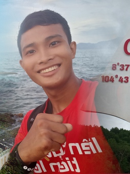 Chàng trai đi bộ xuyên Việt trong 82 ngày với 0 đồng: 'Người thân nói tôi điên'