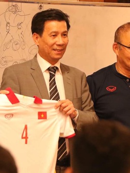 Đại sứ Việt Nam tại Indonesia thăm động viên tuyển Việt Nam trước trận bán kết