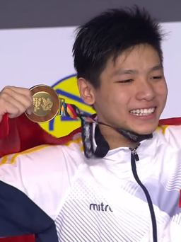 Nhà vô địch 15 tuổi Nguyễn Hữu Kim Sơn giải trí cũng...bằng bơi lội