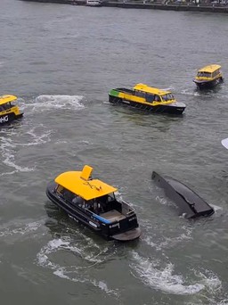 Hết hồn cảnh du thuyền đâm lật thuyền taxi trên sông Hà Lan