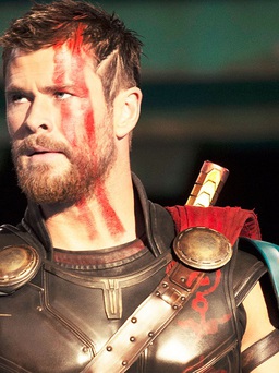 Búa thần của Thor vỡ nát trong trailer ‘Thor: Ragnarok’