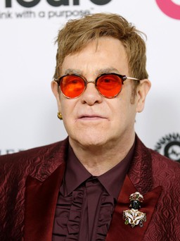 Elton John suýt chết vì nhiễm virus siêu lạ