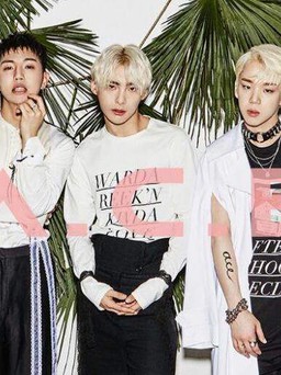 Nhóm nhạc nam Hàn Quốc gây sốc khi mặc quần siêu ngắn lên sân khấu