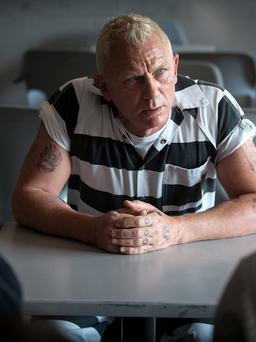Daniel Craig hóa tù nhân tóc bạch kim, xăm trổ cực ngầu trong phim mới