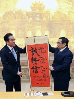 Thủ tướng Phạm Minh Chính tặng bức thư pháp cho Thủ tướng Nhật Bản Kishida