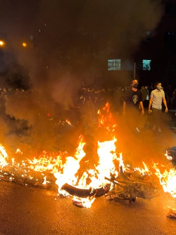 Bạo loạn, biểu tình rung chuyển Iran