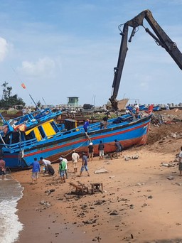 Phú Yên: Tàu cá lại mắc cạn vì cửa biển Đà Diễn bị bồi lấp