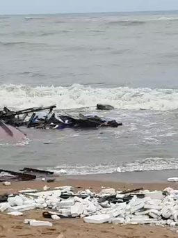 Phú Yên: Tàu cá tiền tỉ bị sóng đánh vỡ tan tành