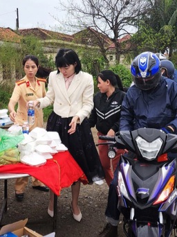 Phú Yên: Tặng suất ăn miễn phí cho người dân đi xe máy về quê đón tết