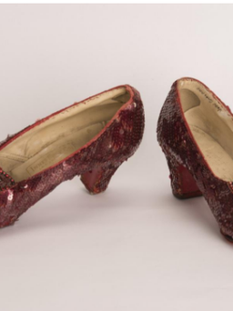 Đôi giày của “The Wizard of Oz” đã được tìm thấy sau 13 năm thất lạc