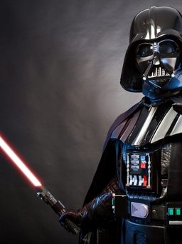 Người hâm mộ 'Star Wars' mặt đối mặt với nhân vật Darth Vader