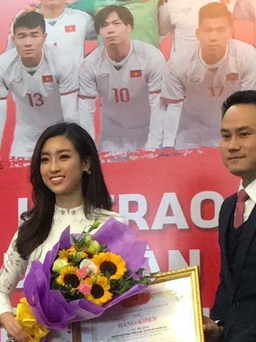 Hoa hậu Mỹ Linh nhận bằng khen của Hội Liên hiệp thanh niên Việt Nam