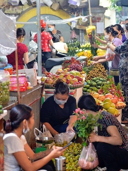 Chợ dân sinh Hà Nội tấp nập, giá bình ổn trong buổi sáng đầu tiên hết giãn cách