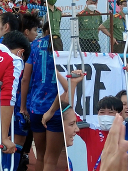Mặc chấn thương, cầu thủ nữ Thái Lan cầm nạng ăn mừng với fan Việt Nam