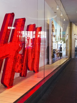 Hàng ế ẩm của H&M lên hơn 4 tỉ USD