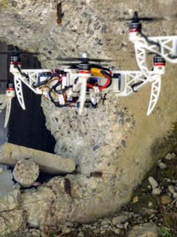 Drone Thụy Sĩ tự thay đổi hình dạng trong khi bay