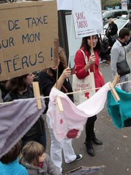 Hội Sinh viên Anh tặng băng vệ sinh miễn phí cho nữ sinh khó khăn