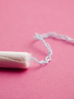 Phụ nữ có thể bị mất trí nhớ, rụng tóc và móng tay nếu sử dụng Tampon?