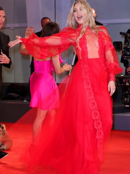 Cộng đồng mạng “xôn xao” khi Kate Hudson diện váy xuyên thấu lên thảm đỏ Venice 2021