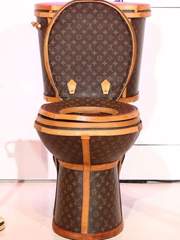 Những sản phẩm thương hiệu chơi trội: bồn cầu làm từ 23 chiếc túi Louis Vuitton, Gucci bán mền trăm triệu đồng