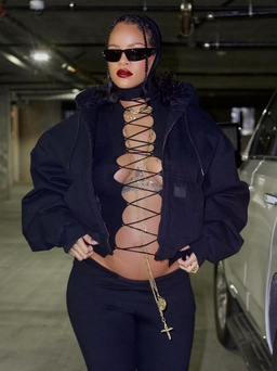 Rihanna táo bạo với áo cắt xẻ sâu, mang cao gót, để lộ bụng khi mang thai