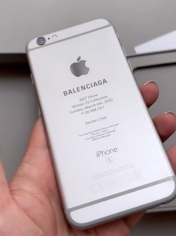 Balenciaga gửi thư mời khách bằng iPhone 6, dùng màu quốc kỳ Ukraine chủ đạo trong show diễn