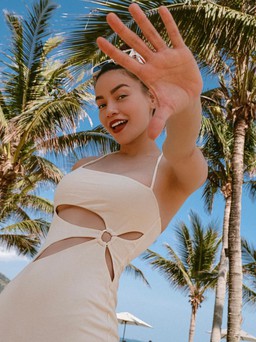 Mẹ bỉm Hồ Ngọc Hà thả dáng ở bãi biển với loạt outfits cắt xẻ quyến rũ