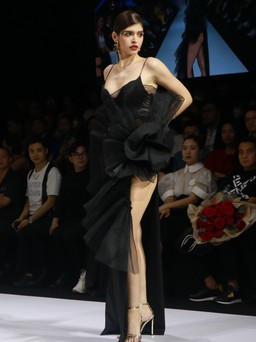 Trang phục nào làm khó mẫu nước ngoài đắt show nhất tại Vietnam International Fashion Week 2022?