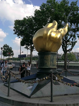 Khám phá Paris: Ngọn lửa Tự do bên sông Seine