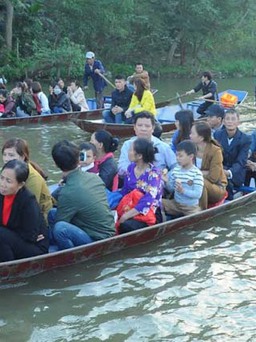 Hàng trăm chuyến đò chùa Hương chở khách quá tải, không phao cứu sinh