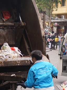 Bịt mũi ở phố đi bộ hồ Gươm vì xe gom rác hôi thối