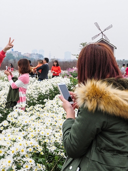 Giới trẻ đổ xô đến vườn hoa chụp ảnh ngày đầu năm mới