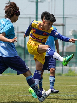 Người Việt so tài đá bóng với các cầu thủ Nhật