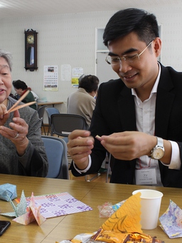 Bạn trẻ Việt hát Doraemon, gấp giấy Origami trên đất Nhật